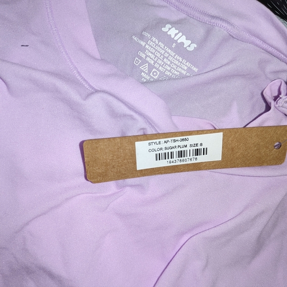 NWT SKIMS FITS EVERYBODY LONG SLEEVE TSHIRT IN SUGAR PLUM - Picture 4 of 4
